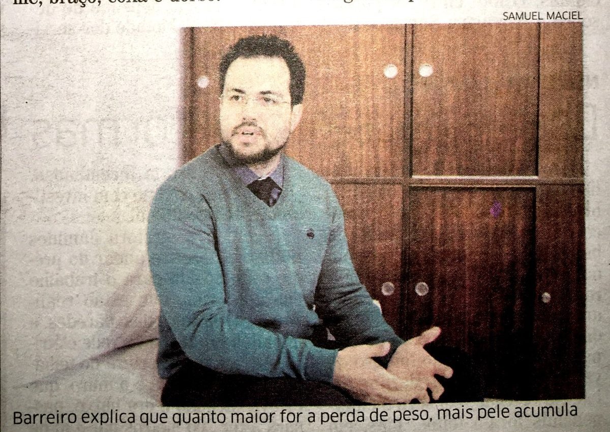 Foto de jornal: Dr. Guilherme Barreiro explica o mutirão de cirurgias reparadoras pós-bariátricas no Hospital Conceição